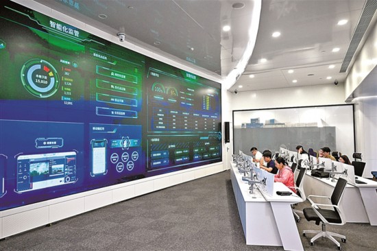 天津市数据发展中心,系统运维人员在工作中。新华社发