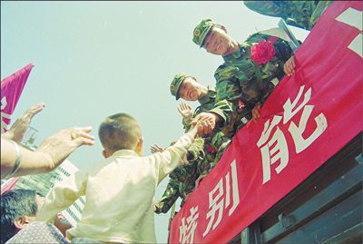 1998年9月15日，完成任务的抗洪官兵陆续从江西省九江市撤离，当地群众热情欢送人民子弟兵。（资料照片）  燕 平摄
