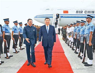当地时间九月十二日中午，国家主席习近平乘专机抵达新德里，应印度总理莫迪邀请，出席金砖国家领导人第十八次会晤。习近平抵达新德里帕拉姆空军基地时，印度政府高级官员热情迎接。新华社记者 谢环驰摄