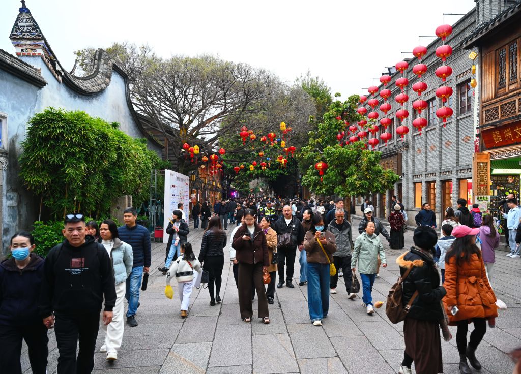 3月3日，市民游客在福州三坊七巷南后街游览。新华社记者 林善传 摄