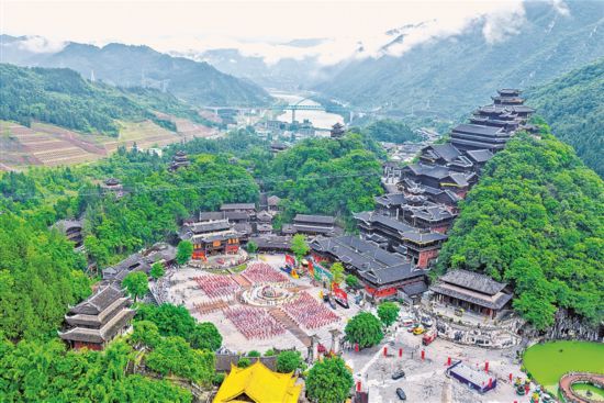 踩花山节是苗族的传统节日,入选重庆市第六批市级非物质文化遗产代表性项目名录。图为2026第十五届乌江苗族踩花山节现场。新华社发
