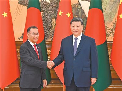 6月26日上午，国家主席习近平在北京人民大会堂会见来华正式访问的孟加拉国总理塔里克。新华社记者 李 响摄