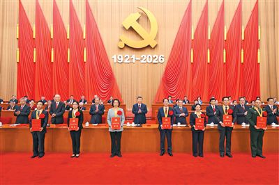 7月1日上午,庆祝中国共产党成立105周年大会在北京人民大会堂隆重举行。这是习近平等党和国家领导人为受表彰的全国“两优一先”代表颁奖。新华社记者 黄敬文摄