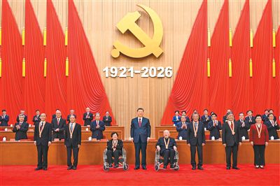 7月1日上午,庆祝中国共产党成立105周年大会在北京人民大会堂隆重举行。中共中央总书记、国家主席、中央军委主席习近平向“七一勋章”获得者颁授勋章。新华社记者 申 宏摄